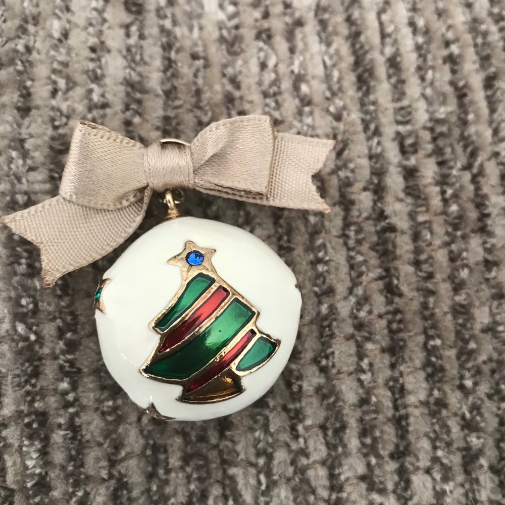 LC BROOCH PIN CHRISTMAS COLLECTABLE PIN